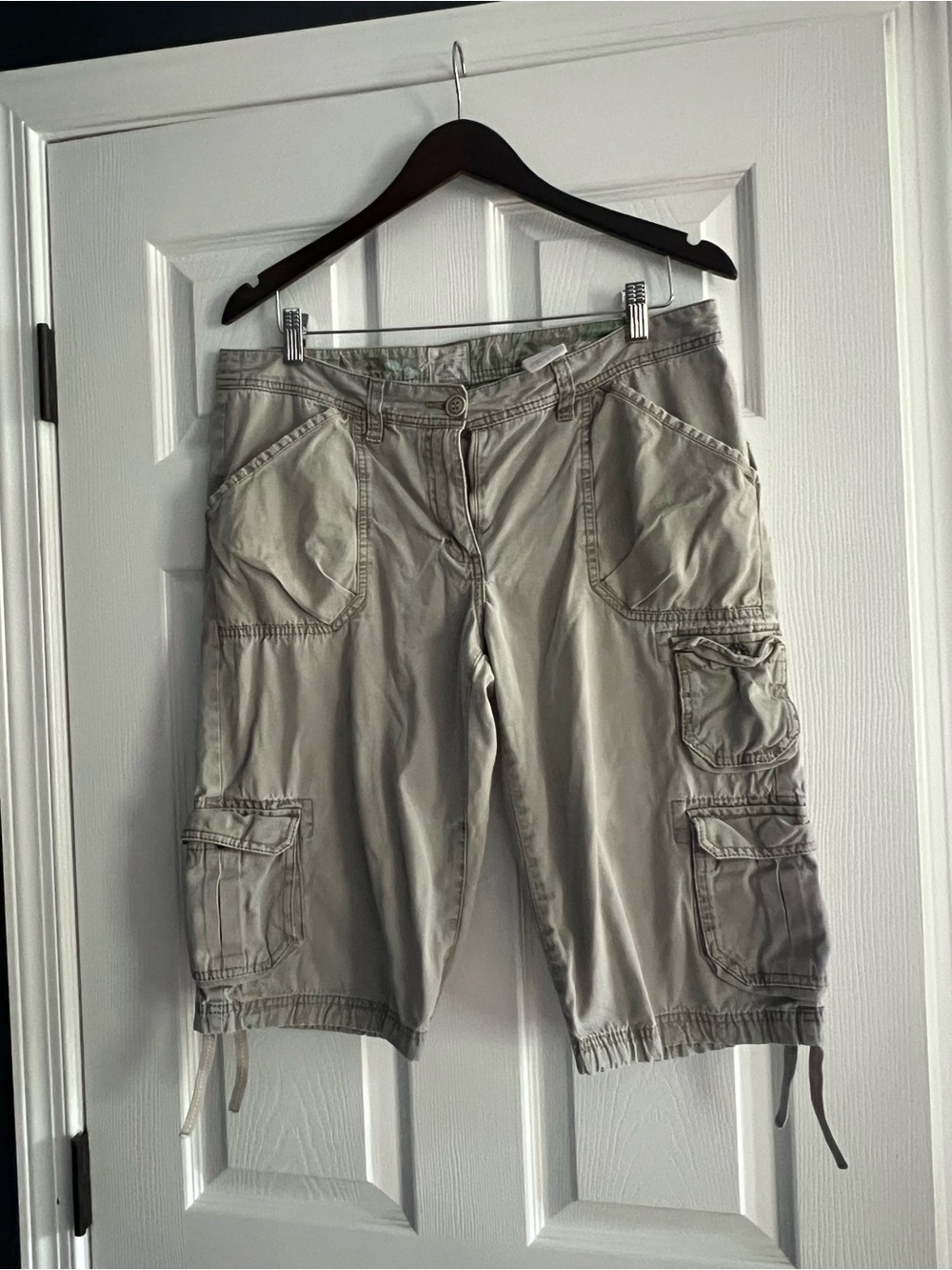Vintage H&M Women’s Cargo Shorts in tan/ beige. Utility Pocket Style